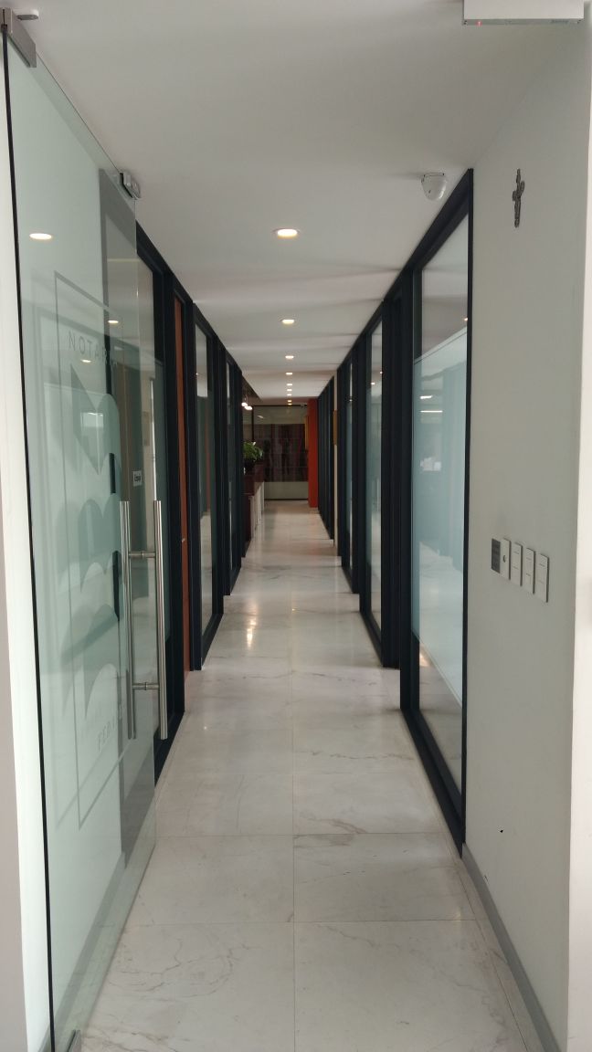Pasillo de oficinas con acabados modernos