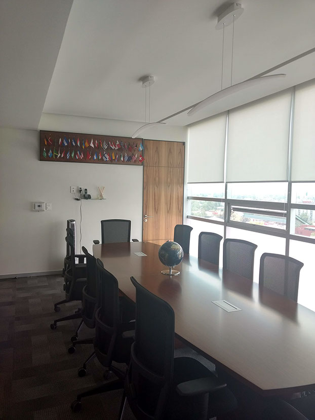 Sala de juntas con vista a la ciudad